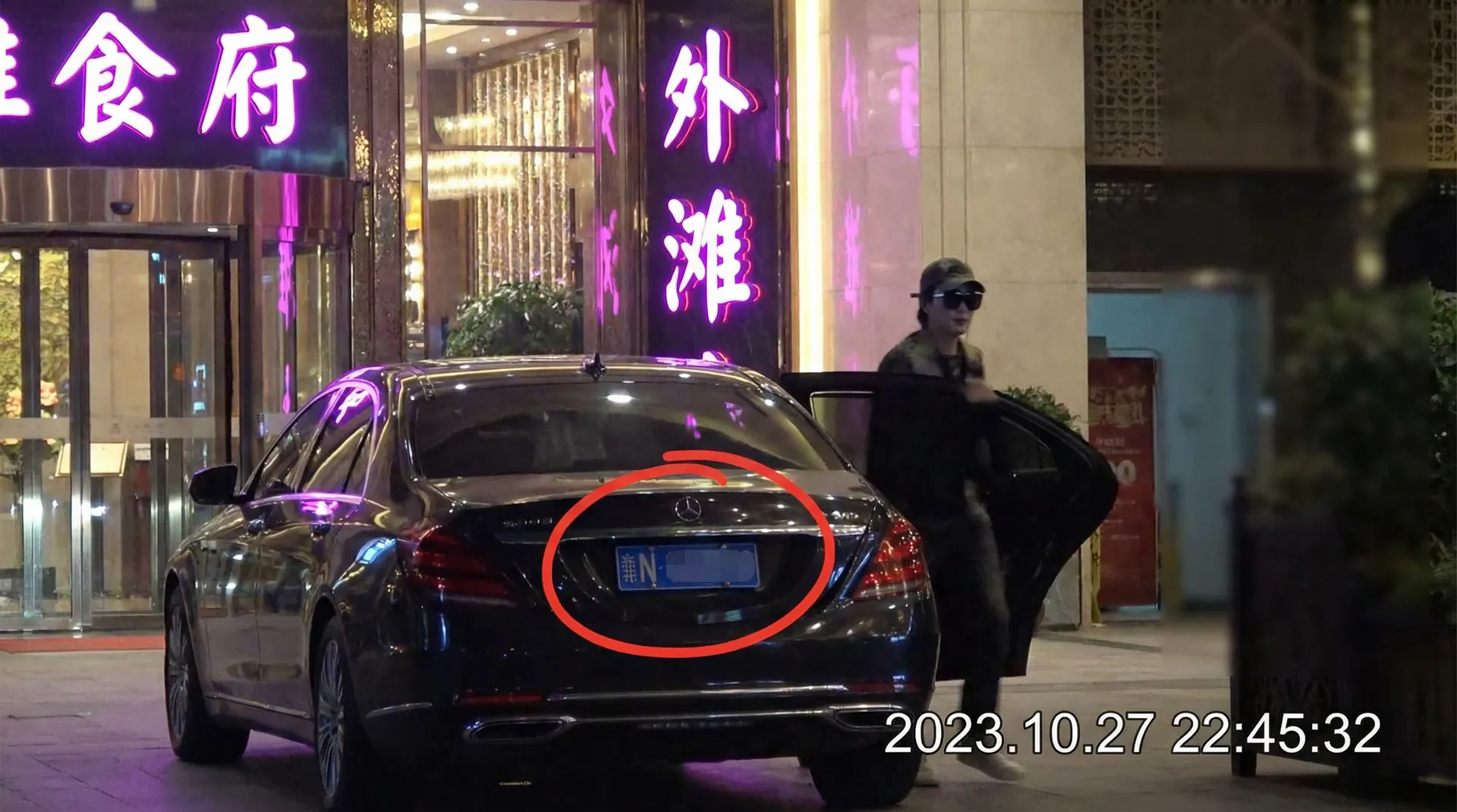 鸿博体育版网站 - 豪车餐厅外偷拍